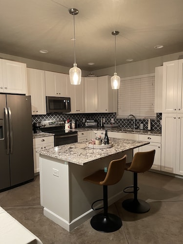 Immaculate guesthouse in the NW Tucson desert...yet close to everything!  