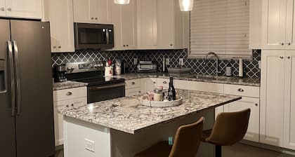 Immaculate guesthouse in the NW Tucson desert...yet close to everything!