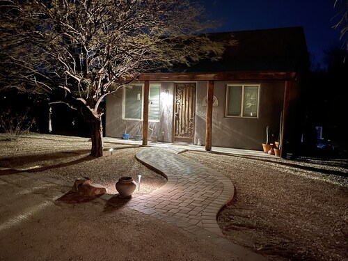 Immaculate guesthouse in the NW Tucson desert...yet close to everything!  