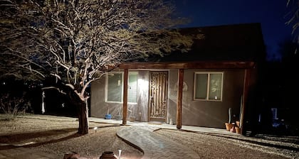 Immaculate guesthouse in the NW Tucson desert...yet close to everything!