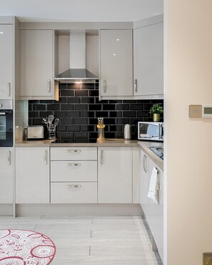 Apartment - Designer 2-bed 2-bath Apartment With a Garden (London)