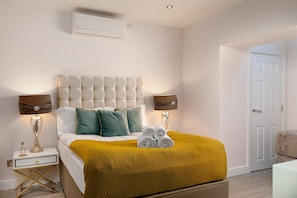 Apartment - Designer 2-bed 2-bath Apartment With a Garden (London)