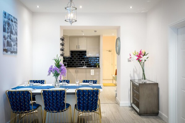 Apartment - Designer 2-bed 2-bath Apartment With a Garden (London)