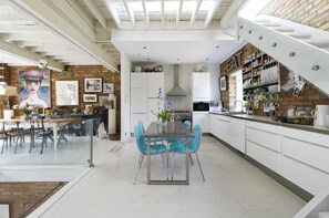 3 bedrooms, Internet - Marlborough Yard in London (London)