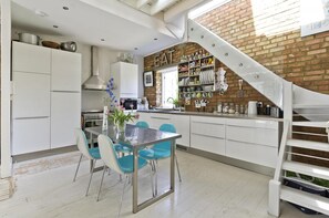 3 bedrooms, Internet - Marlborough Yard in London (London)