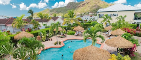 2 piscinas al aire libre, sillones reclinables de piscina