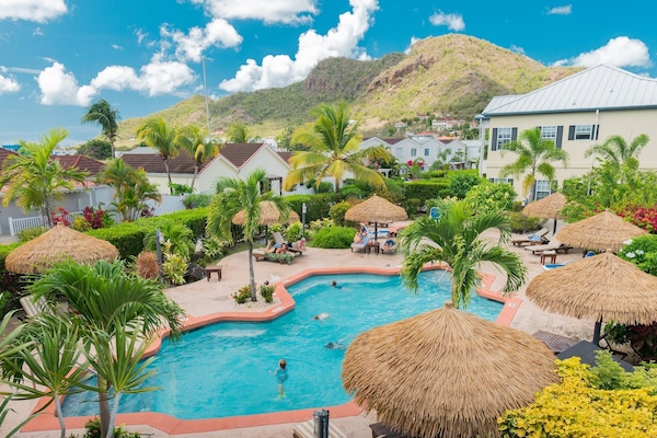 2 piscinas al aire libre, sillones reclinables de piscina