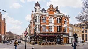 A corner building with a pub named "The Larrik" on the ground floor. - At Home in Marylebone (London)