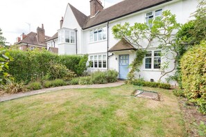 House - Cottage With a Garden in Golders Green by Underthedoormat (London)
