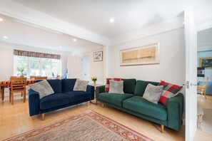 House - Cottage With a Garden in Golders Green by Underthedoormat (London)