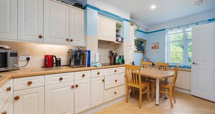 Cottage With a Garden in Golders Green by Underthedoormat