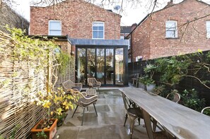 House - Interior Designed House With Garden in North West London by Underthedoormat (London)