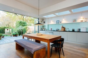 4 bedrooms, Internet - The Open Page in London (London)