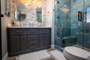 Hair dryer, towels, soap, toilet paper - A beautiful place to enjoy (Desert hot springs)
