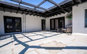 Terrace/patio - A beautiful place to enjoy (Desert hot springs)