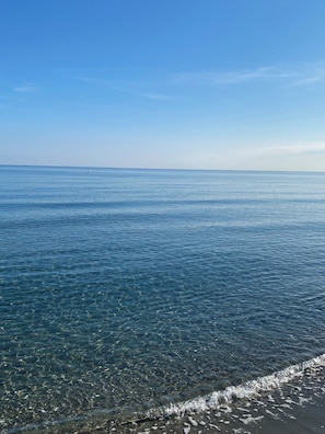 Plage à proximité, chaise longue, serviettes de plage