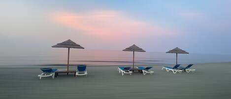 Beach nearby, sun-loungers, beach towels