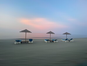 Vlak bij het strand, ligstoelen, strandlakens