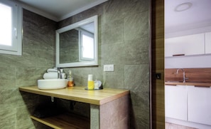 Douche, séchoir à cheveux, serviettes fournies, savon