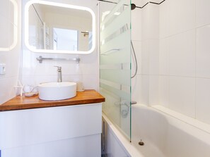 Baignoire, sĂšche-cheveux, serviettes fournies