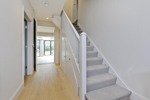 منزل | 5 عدّة غرف نوم وخدمة الإنترنت