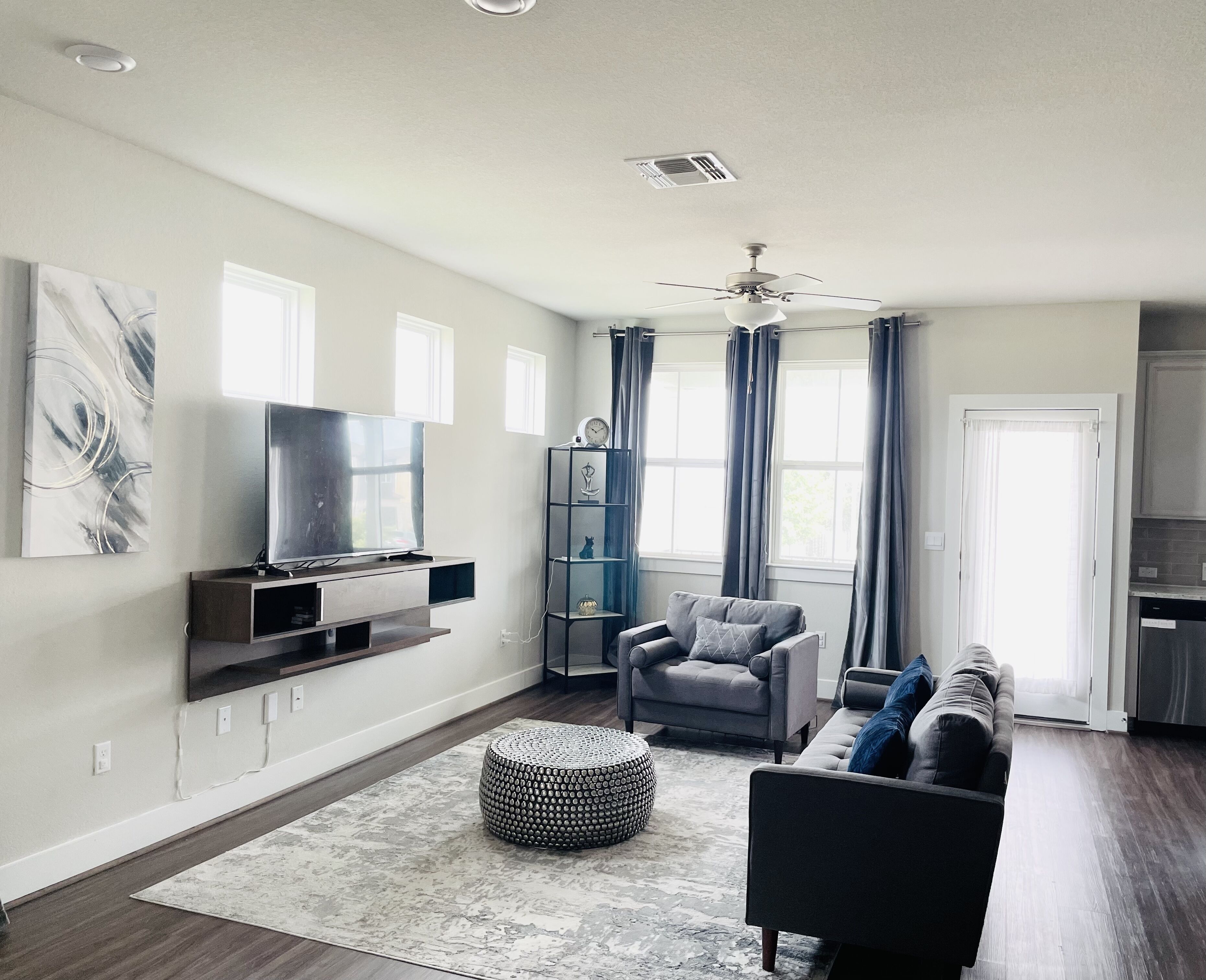 Smart TV, computer monitors