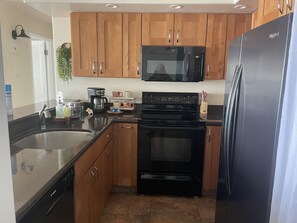 Refrigerador, microondas, horno y parrilla de estufa 