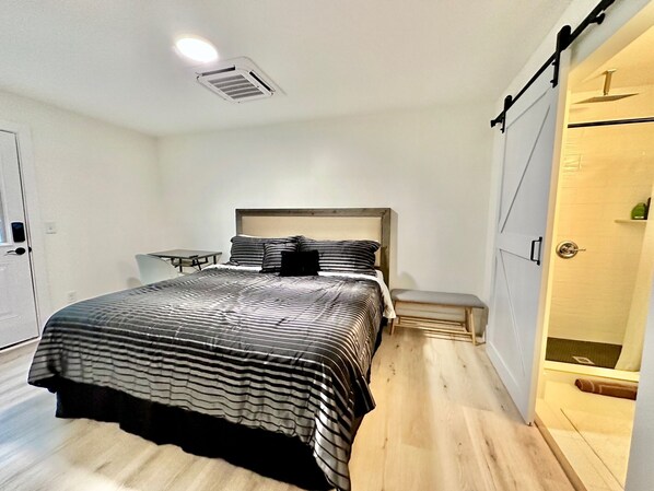 4 bedrooms, desk, iron/ironing board, free WiFi