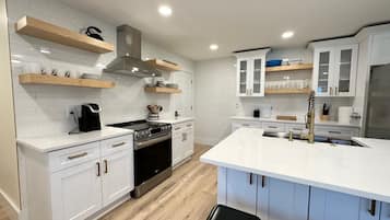 Fridge, microwave, stovetop, dishwasher