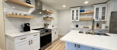 Fridge, microwave, stovetop, dishwasher