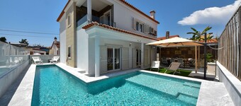 Hide&Sea New Villa in Aroeira with heated pool
