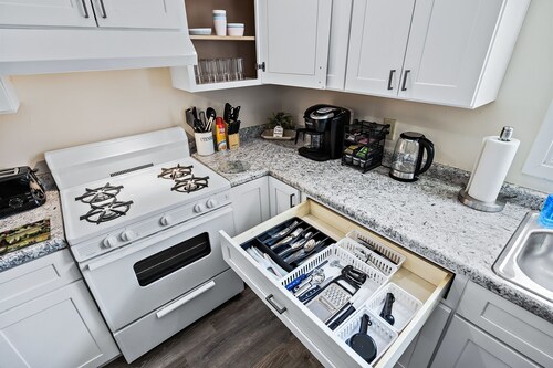 Fun, Spacious, NO STAIRS, Garage, WIFI, Sleeps 8max – Ideal for Families & Crews