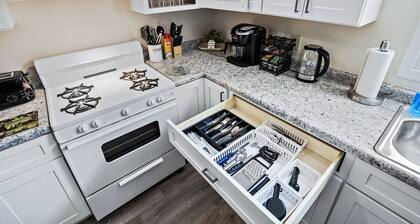 Fun, Spacious, NO STAIRS, Garage, WIFI, Sleeps 8max – Ideal for Families & Crews