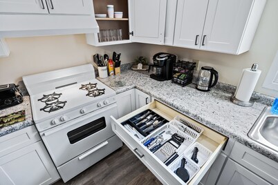 Fun, Spacious, NO STAIRS, Garage, WIFI, Sleeps 8max – Ideal for Families & Crews