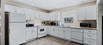 Fun, Spacious, NO STAIRS, Garage, WIFI, Sleeps 8max – Ideal for Families & Crews