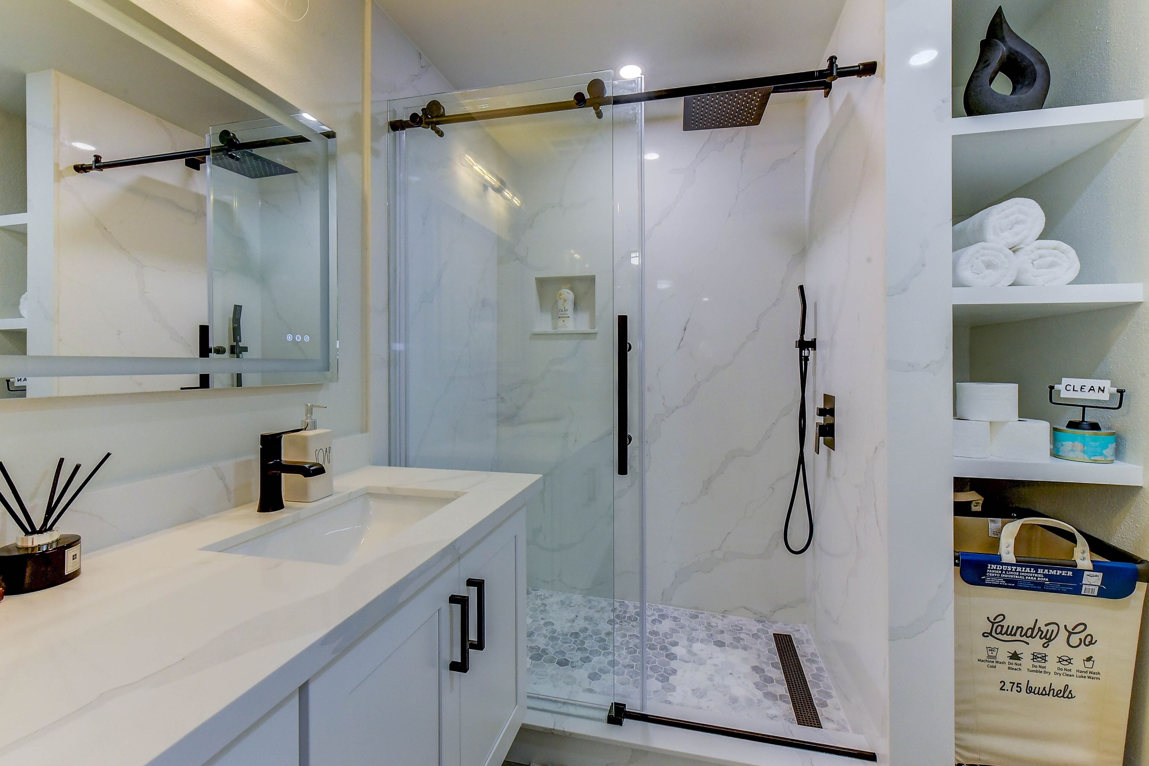 Private Deluxe Suite! Prime Location: MS, Redmond, Bellevue, lakes, shops,Costco
