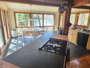 Kühlschrank, Wasserkocher mit Kaffee-/Teezubehör