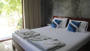 Standard Room, 1 King Bed, Patio