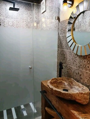 Dusche, Bidet, Handtücher, Toilettenpapier