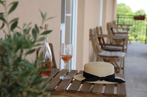 Къща за гости Крапец е новопостроена и се намира в централната част на с.Крапец.