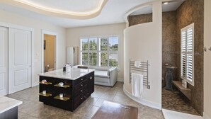 Un baño moderno con tocador, perchero y vistas al exterior.