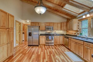 Refrigerador, microondas, lavavajillas y cafetera y tetera