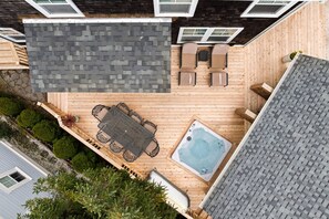 Outdoor dining - Incredible Olivia Beach Escape, Hot Tub, Across Street From Park, Playground, Communal Pool, BBQ (Lincoln City)