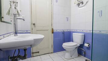 Deluxe Room, 1 Bedroom | Bathroom