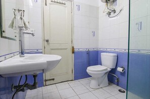 Deluxe Room, 1 Bedroom | Bathroom