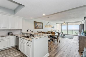 Kühlschrank, Mikrowelle, Geschirrspüler, Toaster