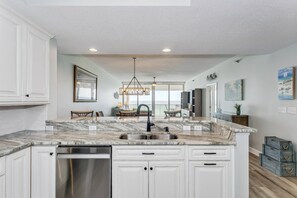 Kühlschrank, Mikrowelle, Geschirrspüler, Toaster