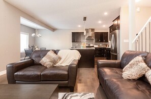 Smart TV y chimenea 