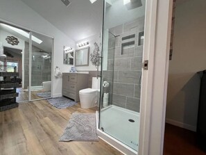 Dusche, Haartrockner, Handtücher, Seife