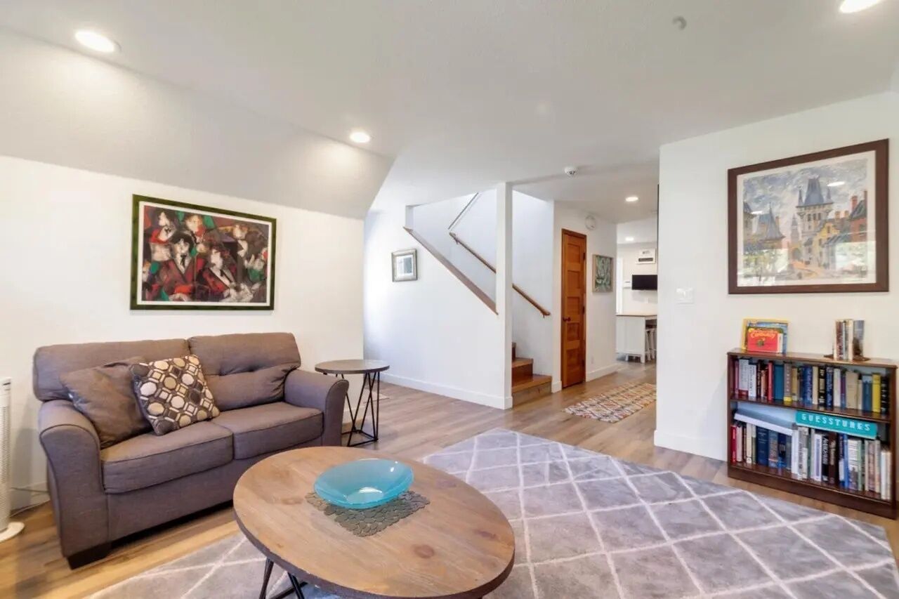 Smart TV, reproductor de DVD, tenis de mesa y estéreo 